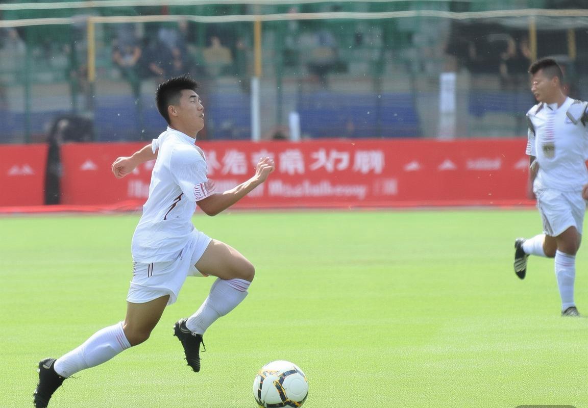 中国足球新星崛起：北京理工VS陕西长安激情对决(图2)