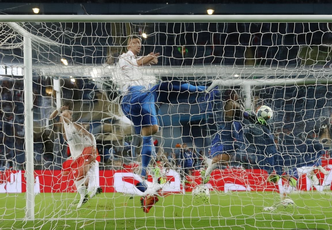 欧冠巅峰对决：PSG与多特战术解析与经典瞬间回顾(图4)